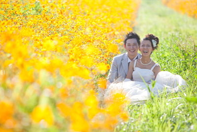 お花畑の中で結婚式前撮り写真 可愛いウェディングフォト 静岡県のロケーションフォト Petite Rose