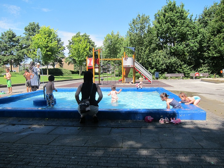 噴水公園で水遊び オランダだより 噴水公園で水遊び オランダだより