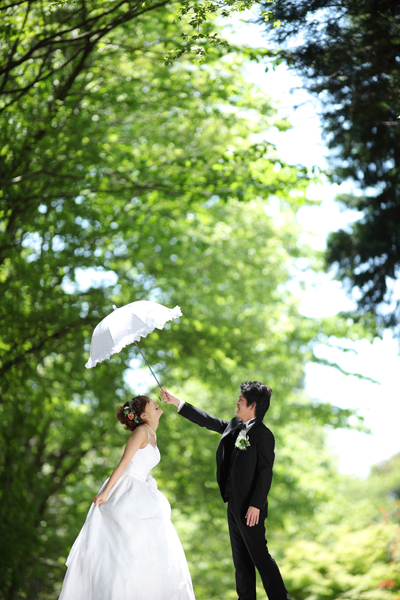 ９月１０月の緑のウェディングフォト 大人可愛い結婚式前撮り写真 静岡県のロケーションフォト Petite Rose