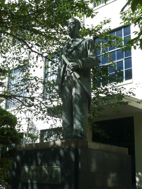 大阪商業大学のシンボル 谷岡記念館と初代学長 谷岡登翁の銅像_b0118987_1012163.jpg