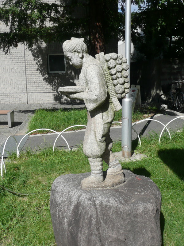 大阪商業大学のシンボル 谷岡記念館と初代学長 谷岡登翁の銅像_b0118987_1012191.jpg