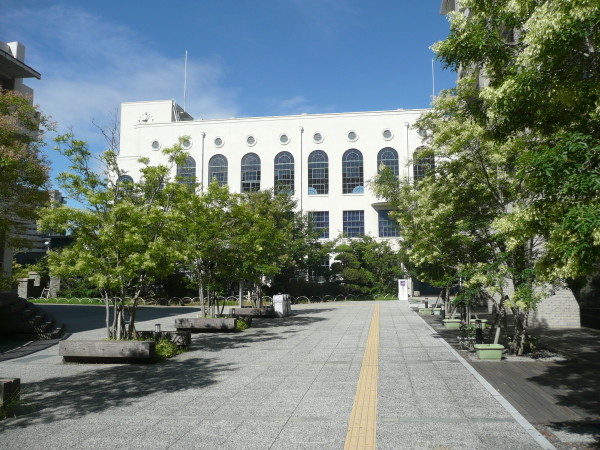 大阪商業大学のシンボル 谷岡記念館と初代学長 谷岡登翁の銅像_b0118987_8251893.jpg