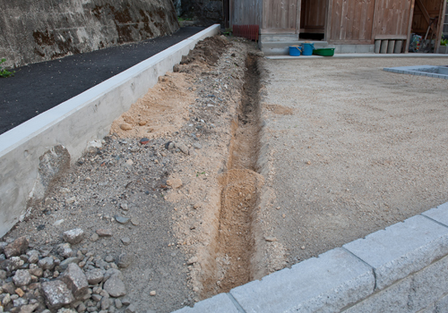 土留め用花壇ブロック並べ 木曽の谷間で