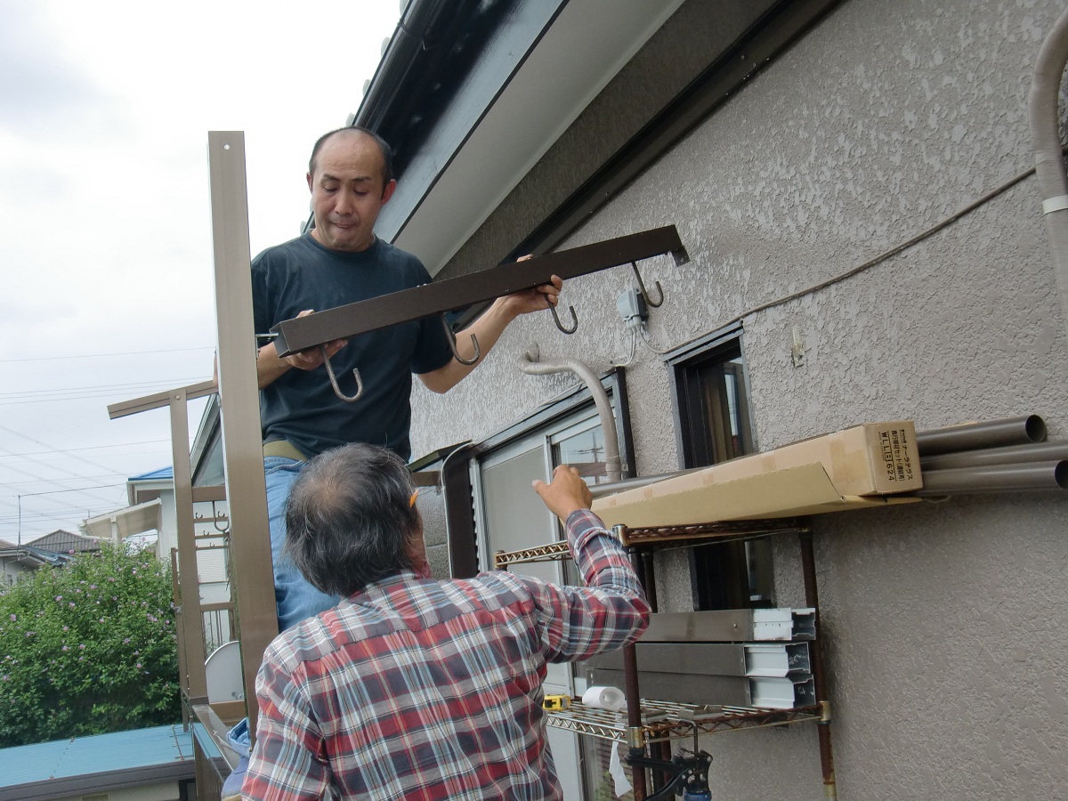 ベランダに屋根取り付け 骨組み完成です 市原市リフォーム店の社長日記 日日是好日