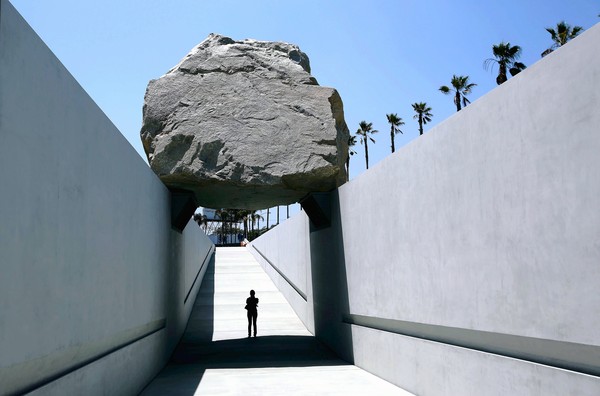 michael heizer : levitated mass_f0039379_10542519.jpg