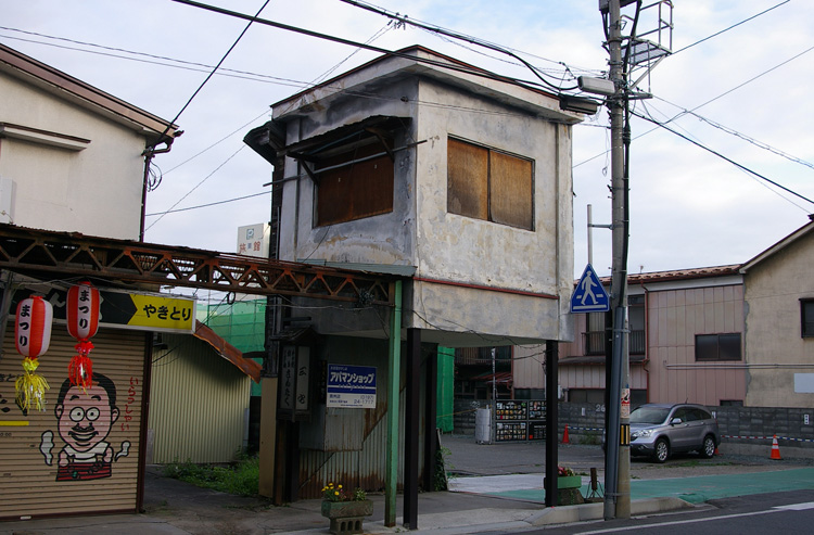 どこから出入りするのかこの建物_f0130879_22272932.jpg