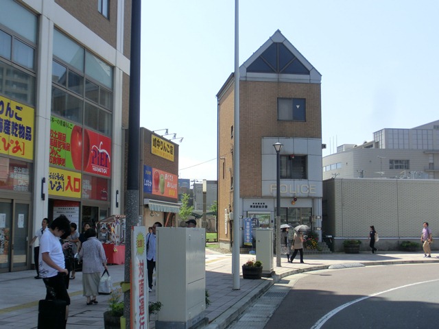 青森は若者が素晴らしい・・・・嶽もろこし、JR青森駅前の交番がお洒落、青森駅_d0181492_70786.jpg