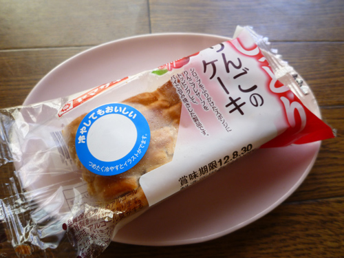 【菓子パン】しっとり りんごのケーキ＠ヤマザキ_c0152767_21261126.jpg