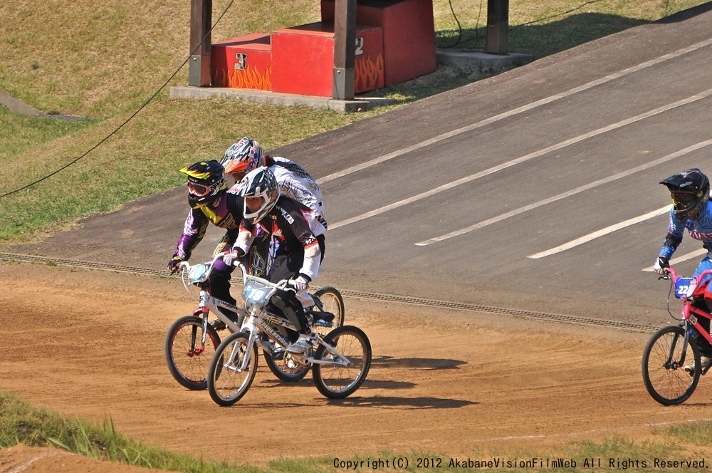 ２０１２JBMXFジャパンシリーズ第4戦in上越金谷山VOL6：ガールズ１３−１４/１５才以上決勝_b0065730_1340377.jpg