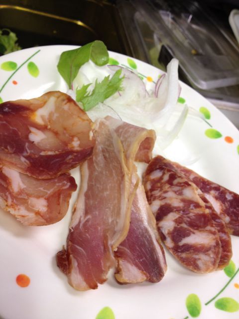 本日のおつまみは肉のうま味がギュッとつまった三種盛り♪スパニッシュチョリソ、トロッケンシュペック、メットブルスト♪ビーフスモークタン、枝豆も！_c0069047_2032680.jpg
