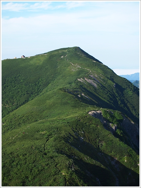 小河内岳避難小屋と 三伏峠の水場 さんぽのとちゅう