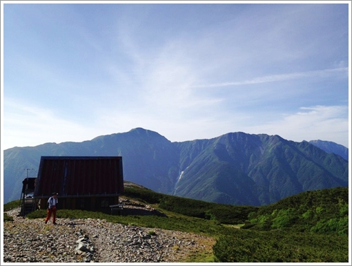 小河内岳避難小屋と 三伏峠の水場 さんぽのとちゅう