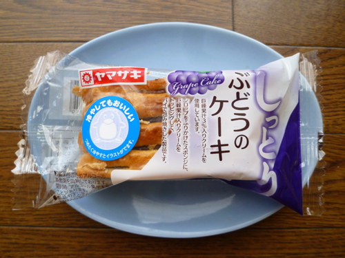 【菓子パン】しっとり ぶどうのケーキ＠ヤマザキ_c0152767_1322294.jpg