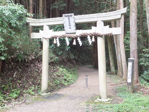 驚愕の巨石「天乃立石神社」と「一刀石」の不思議な光景_f0120102_865518.jpg