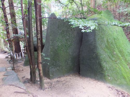 驚愕の巨石「天乃立石神社」と「一刀石」の不思議な光景_f0120102_882842.jpg