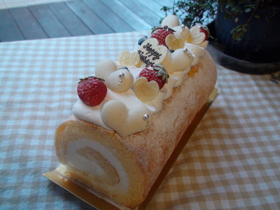 米粉ロールのBirthday cake♪_a0259943_628574.jpg