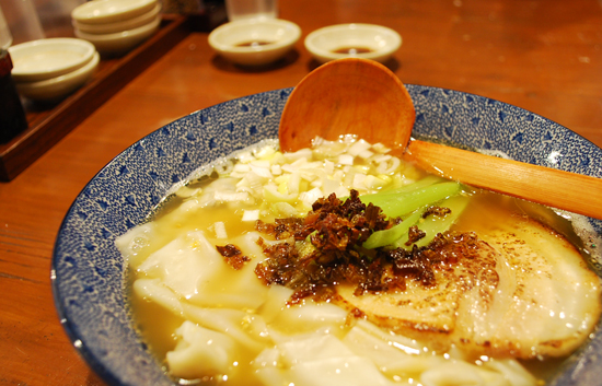 月とラーメン_e0192175_23143697.jpg