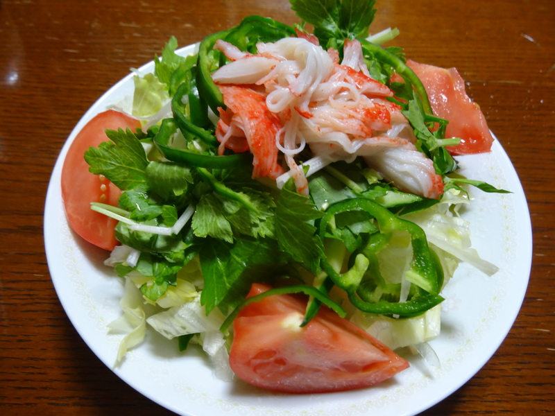 野菜サラダにあきたこまちの玄米ご飯、牛肉のスタミナ焼きと秋刀魚の干物です。_c0225997_10575111.jpg