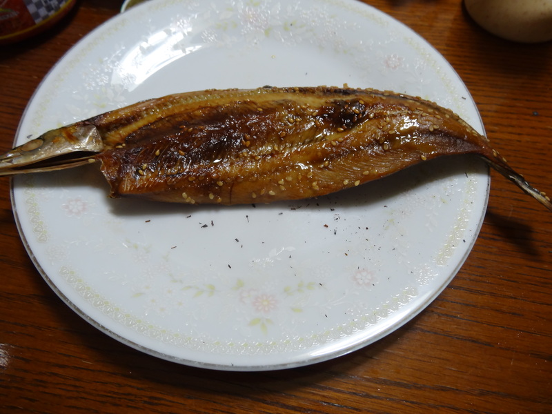 野菜サラダにあきたこまちの玄米ご飯、牛肉のスタミナ焼きと秋刀魚の干物です。_c0225997_11332732.jpg