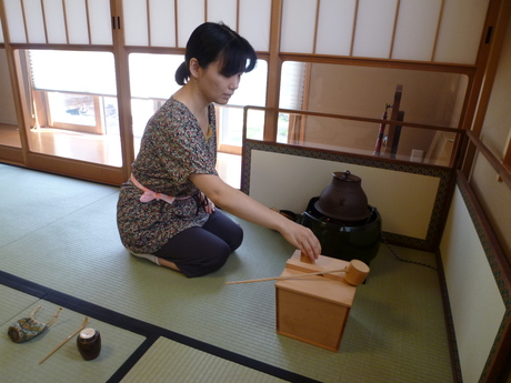 お稽古風景(14)…釣瓶(水指) : 朝日茶道教室 お稽古風景(14)…釣瓶(水指) : 朝日茶道教室