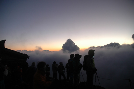 2012年9月1日、素晴らしいご来光を仰いで富士山に24人全員登頂_c0242406_120374.jpg