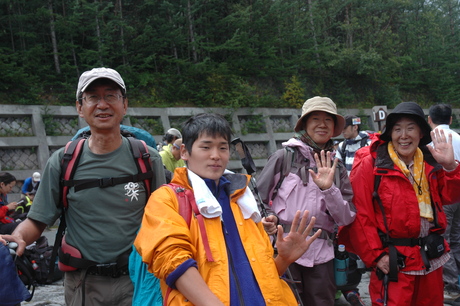 2012年9月1日、素晴らしいご来光を仰いで富士山に24人全員登頂_c0242406_1258635.jpg