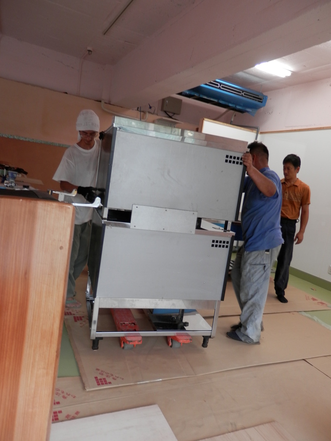 「大壁」塗り2日目&「厨房器具」搬入&「屋根」張り☆_a0125419_7583735.jpg