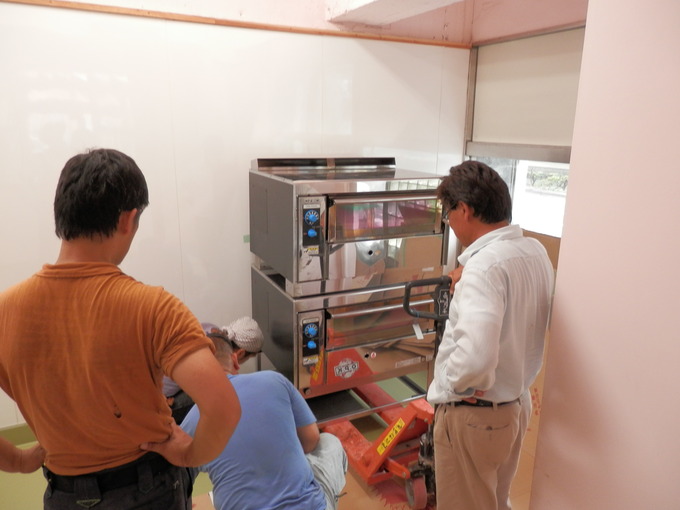 「大壁」塗り2日目&「厨房器具」搬入&「屋根」張り☆_a0125419_7591351.jpg