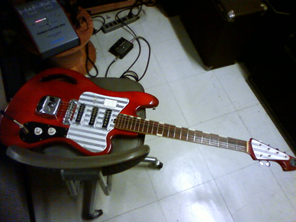 赤いギター2_b0136144_732488.jpg
