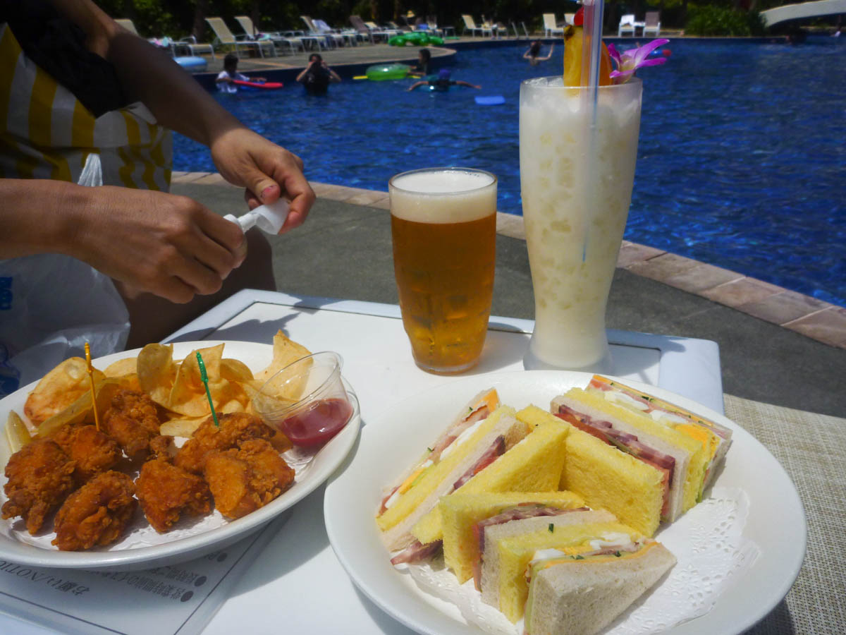 プールサイドでランチ 【沖縄 Refreshing Square】 : 海辺で