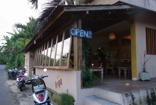 Cafe Vespa でコーヒーブレイク　@ Penestanan, Ubud (\'12年4月＆5月)_a0074049_20341412.jpg