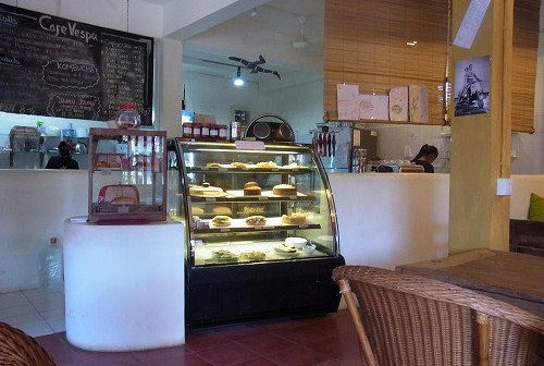 Cafe Vespa でコーヒーブレイク　@ Penestanan, Ubud (\'12年4月＆5月)_a0074049_2034687.jpg