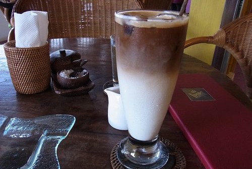 Cafe Vespa でコーヒーブレイク　@ Penestanan, Ubud (\'12年4月＆5月)_a0074049_20371466.jpg