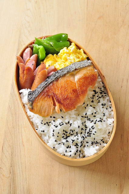 スピード鮭弁当_b0171098_8124231.jpg