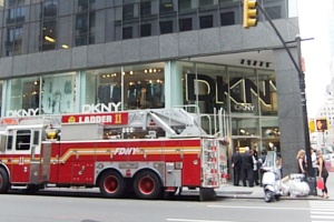 NYのファッションズ・ナイトアウト、DKNYにイケメン消防士さんが集合_b0007805_21262298.jpg