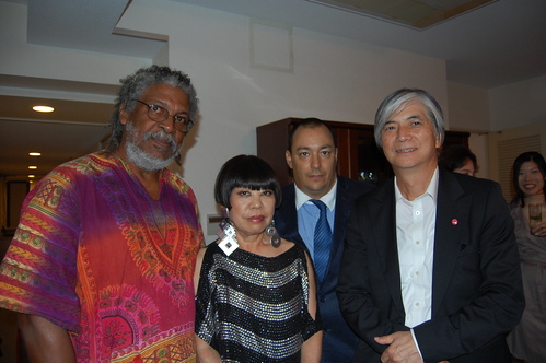 キューバの彫刻家アルベルト・レスカイ氏来日_f0039351_2328458.jpg