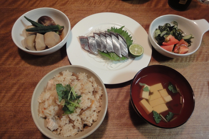 低カロリー晩ご飯、鶏ゴボウご飯、秋刀魚のお刺身、里芋の炊いたン（笑）お刺身昆布^^_e0221199_19382720.jpg