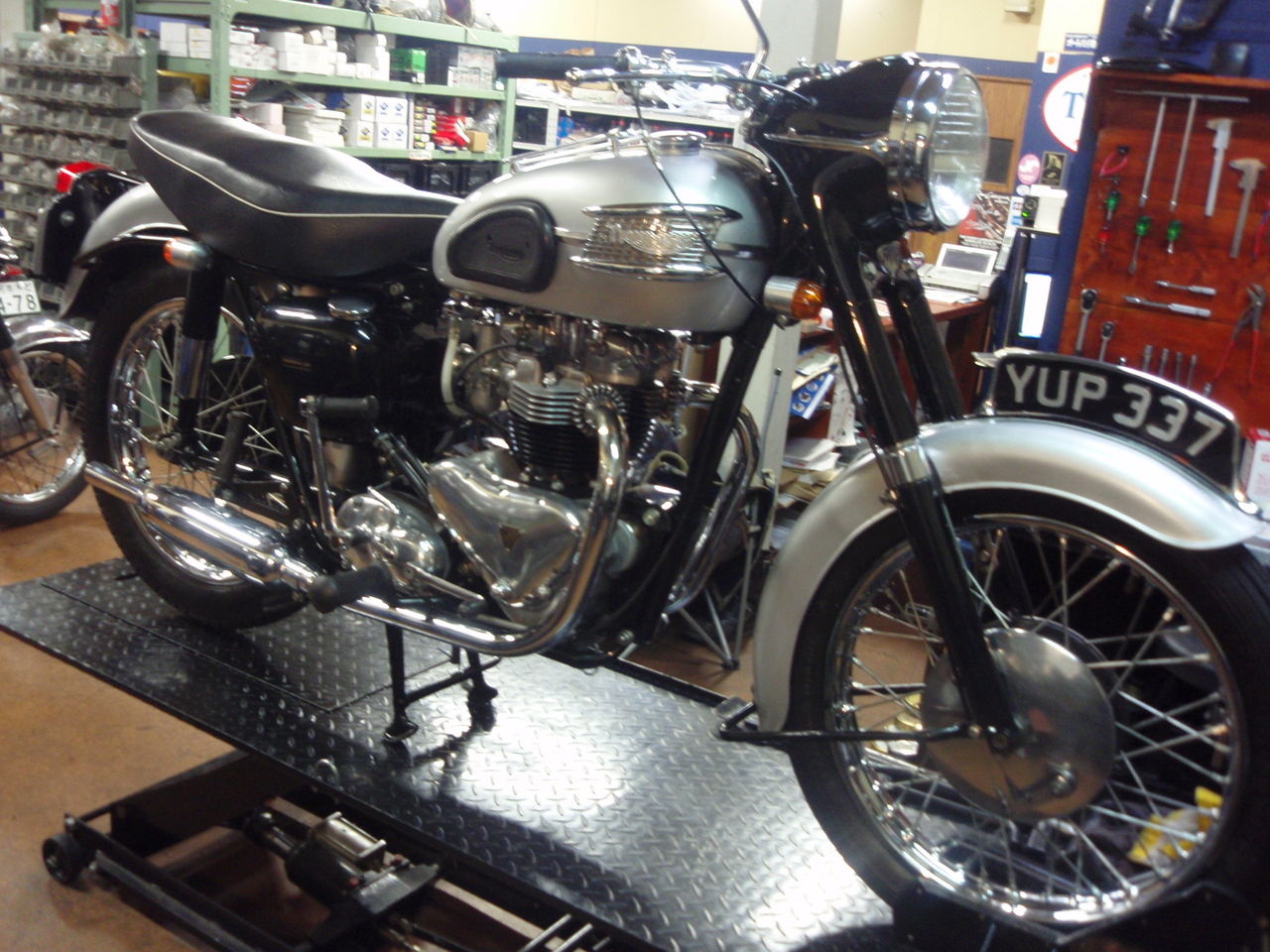 当時物　ビッグフィン　フランジセット　トライアンフ　T110 ENGLAND製 YRPレーシング製Z1 Z2 ビッグフィンキット 社外 中古 バイク