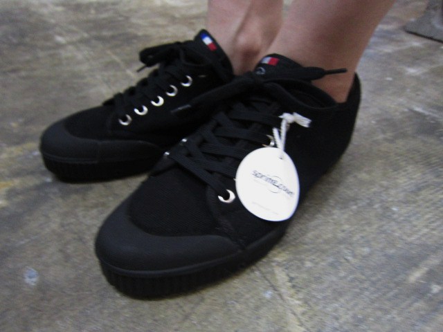 定番という名の人気のフランスSNEAKER (Spring Court) BL 入荷♪_d0152280_1502791.jpg