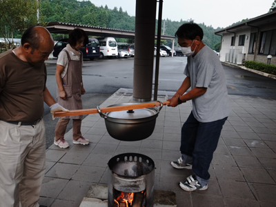 炊き出し訓練を実施。_a0154110_1122428.jpg