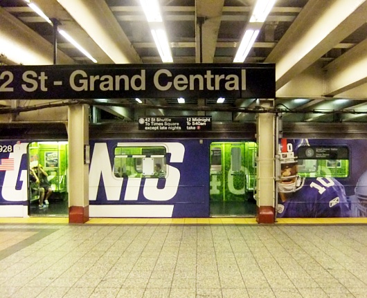 空前のアメフト人気、NYの地下鉄にマニング選手車両登場中!!!　_b0007805_1017381.jpg