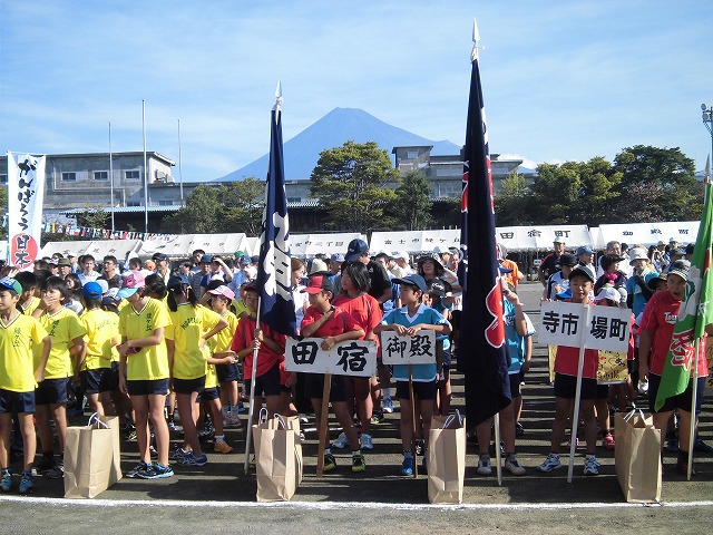 富士山初冠雪! でもここは灼熱の南の国? 今泉地区体育祭_f0141310_7221449.jpg