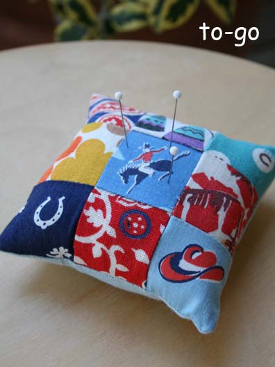 パッチワーク フィードサック生地のハート形クッション