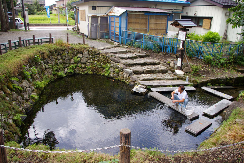 町中の湧水池_f0130879_23503716.jpg