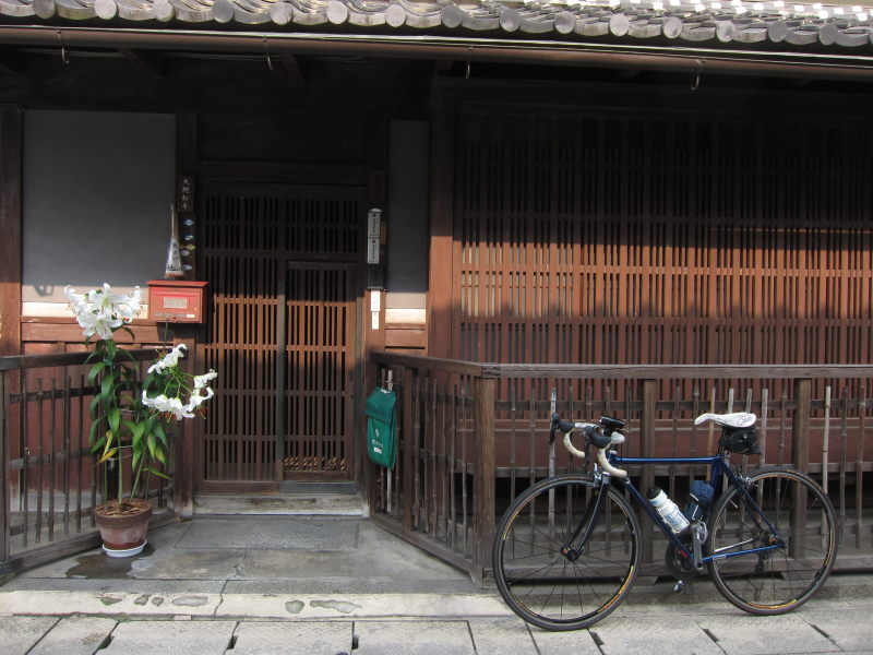 集合前にかつて船着き場として栄えた亀岡を散策ーLEGONのメンバーとのんびり美山サイクリング①_e0138081_1384441.jpg