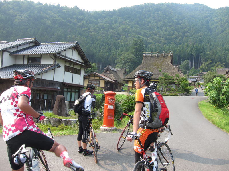 日本昔話に出てきそうな美しいかやぶきの里を散策ーLEGONのメンバーとのんびり美山サイクリング②_e0138081_2204894.jpg