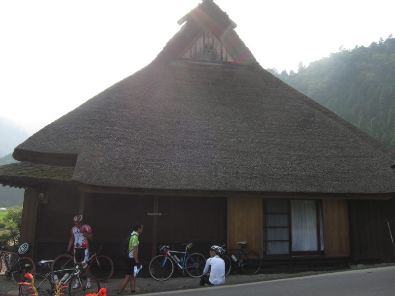 日本昔話に出てきそうな美しいかやぶきの里を散策ーLEGONのメンバーとのんびり美山サイクリング②_e0138081_223454.jpg