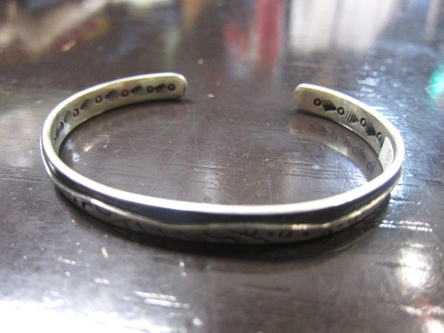 SILVER BANGLE ・・・ TOP ARTIST (Indian JEWELRY) その①_d0152280_3254696.jpg