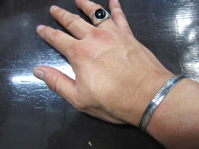 SILVER BANGLE ・・・ TOP ARTIST (Indian JEWELRY) その①_d0152280_3281694.jpg