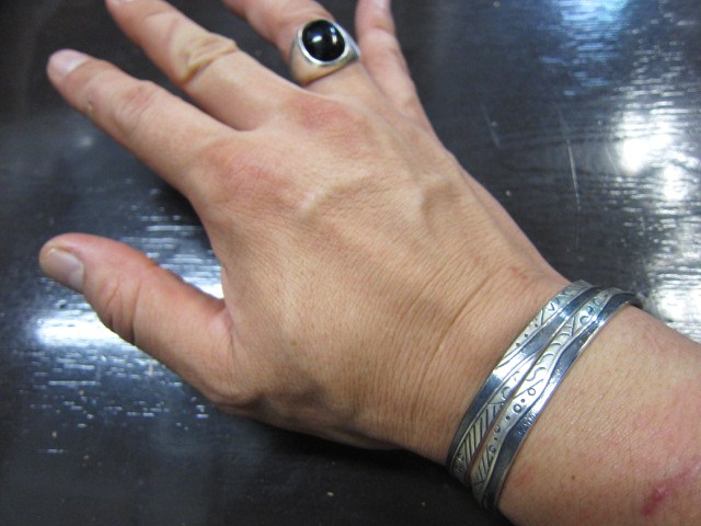 SILVER BANGLE ・・・ TOP ARTIST (Indian JEWELRY) その①_d0152280_3285184.jpg